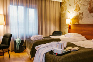 Foto: Jimmy Eriksson, Kocksgatan 17K, 116 24 Stockholm, +46 703 73 44 29, info@jimmyeriksson.se Scandic Uppsala Nord, twin room, robe, water boiler